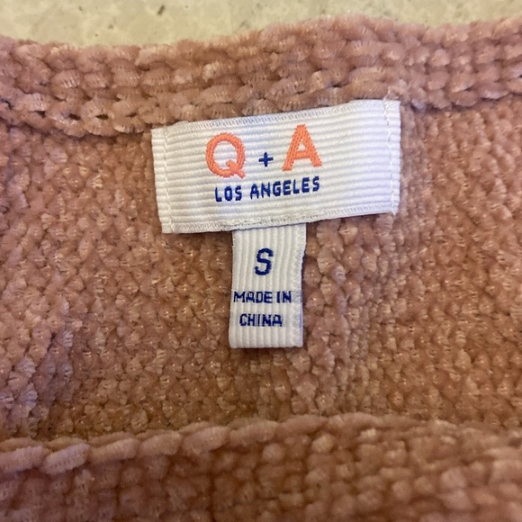 Valur like material. Sweater - Picture 2 of 3